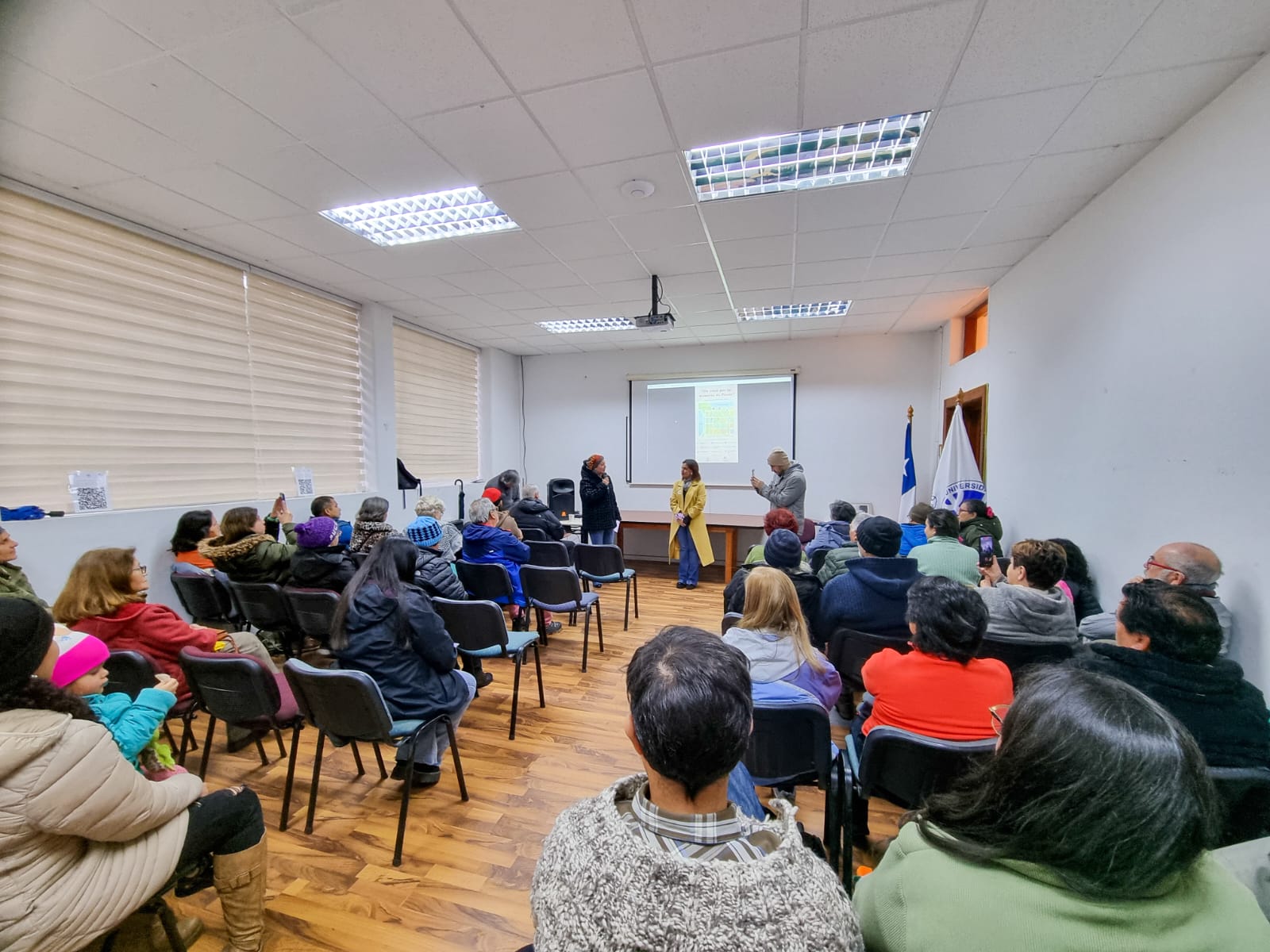 Personaje teatralizado interactuando con niños en evento cultural.